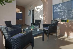 um grupo de cadeiras e uma mesa numa sala de estar em apartment doris em Bibinje