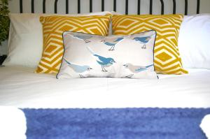 Una cama con una almohada con pájaros. en The Hornblower Suite - Yorkshire Accommodates en Ripon