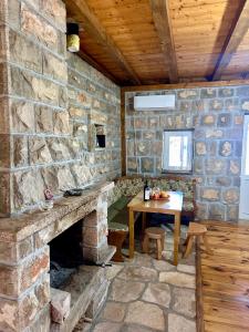 ein Steinzimmer mit einem Tisch und einem Steinkamin in der Unterkunft Martina in Cetinje