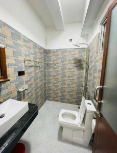 ein Bad mit einem WC und einem Waschbecken in der Unterkunft Sahan Villa in Sri Jayewardenepura Kotte