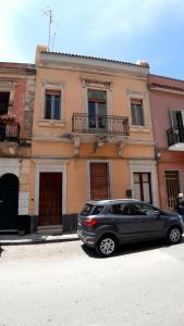 un coche negro estacionado frente a un edificio en La Resilienza en Augusta