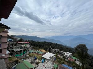 a view of a city with mountains in the background at Hangkhim Homestay in Ravangla