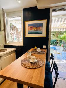 uma mesa numa cozinha com dois pratos em Superbe appartement avec Terrasse Jardin et Parking privé em Saint-Tropez