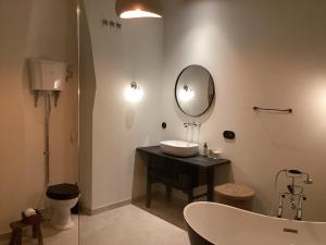 uma casa de banho com um lavatório e um espelho na parede em Hotel Finca La Mixtura, Restaurant Mélange em Ontinyent