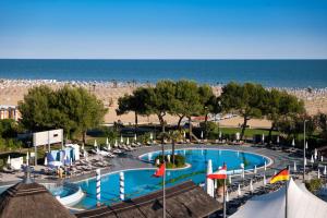 Бассейн в Aparthotel Holiday или поблизости