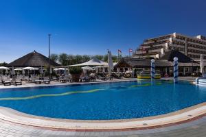 Бассейн в Aparthotel Holiday или поблизости