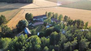 Una vista aérea de una casa en medio de los árboles. en Kansakoulu, en Västanfjärd