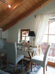 a desk with two chairs and a lamp and a window at Apartment in den bayerischen Alpen, für Naturliebhaber in Schneizlreuth