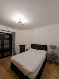 a bedroom with a large white bed in a room at Cozy 2 Beds Brentwood Flat in Brentwood