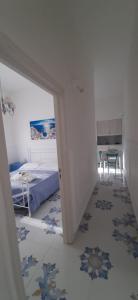een slaapkamer met een bed en een tafel. bij Il Sole e l'Azzurro in Marina di Lizzano