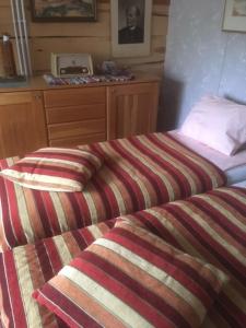 1 cama con edredón a rayas en un dormitorio en Kansakoulu, en Västanfjärd 18 fotos más