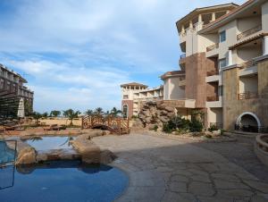 een resort met een zwembad op een binnenplaats bij Apartment in Hurghada direkt am Strand Kite Surfing in Hurghada