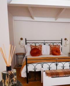 1 dormitorio con 1 cama con almohadas de color naranja en Donna Rosa - Main Avenue en Taormina