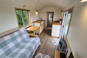 a tiny house with a kitchen and a living room at Shepherd's View in Ross on Wye