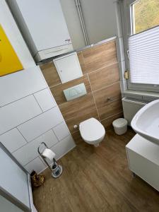 un piccolo bagno con servizi igienici e lavandino di Schelder Gästezimmer a Dillenburg