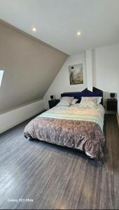 1 dormitorio con 1 cama grande en una habitación en MADAME, en Clérey