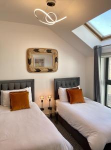two beds sitting next to each other in a bedroom at Edinburgh Penthouse 101 in Edinburgh