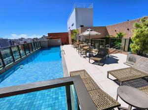 マセイオにあるConforto e tranquilidade, 2 quartos na Pajuçaraの建物の屋上にあるプール