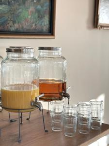 un grupo de jarras y tazas de vidrio sobre una mesa en Hotel Stafholt, en Borgarnes