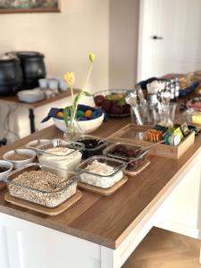 una mesa con muchos alimentos. en Hotel Stafholt, en Borgarnes