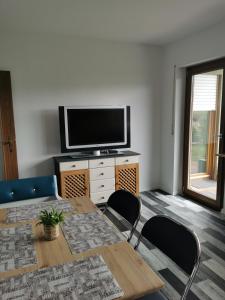 sala de estar con mesa y TV en Sabrina's Ferienwohnung, en Hammelburg