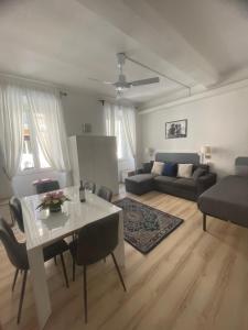 una sala de estar con una mesa y un sofá en Colosseo studios, en Roma
