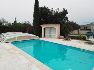 een zwembad voor een huis bij Villa avec piscine privée in Taulignan