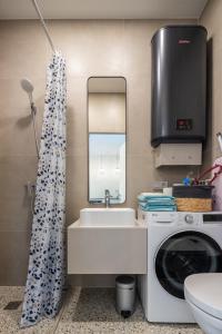 Et badeværelse på GREEN HOUSE Downtown Apartments with private FREE parking and BIKE storage