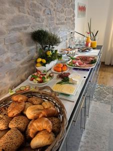 a long table filled with different types of bread and vegetables at Landhauskiebel in Erden