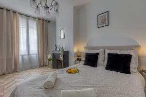 Un dormitorio con una cama con una bandeja de fruta. en Appart luxueux hyper-centre/15mn Fontainebleau, en Montereau-Fault-Yonne
