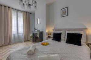 een slaapkamer met een bed met daarop een dienblad met fruit bij Appart luxueux hyper-centre/15mn Fontainebleau in Montereau-faut-Yonne