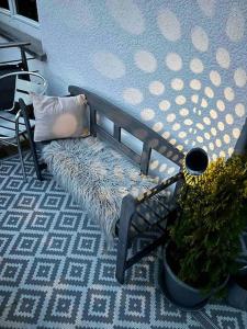 a bench with a pillow and a plant in a room at Zwei Hirschen, 3 Sterne Ferienappartement in Hirschberg