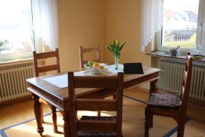 a dining room table with a bowl of fruit on it at Zwei Hirschen, 3 Sterne Ferienappartement in Hirschberg