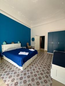パレルモにあるCasa di Cocòの青い壁のベッドルーム(ベッド1台付)