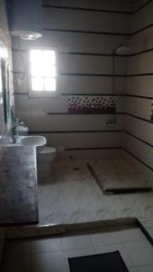 een badkamer met een toilet en een wastafel bij Elkhaima motel in Giza
