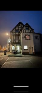 un edificio sul lato di una strada di notte di Schelder Gästezimmer a Dillenburg