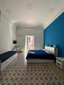 パレルモにあるCasa di Cocòのベッドルーム1室(ベッド2台付)