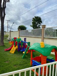 um parque infantil com equipamento de brincar colorido num quintal em Casa em condomínio fechado em Cuiabá