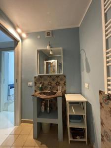 パレルモにあるCasa di Cocòのバスルーム(洗面台、鏡付)