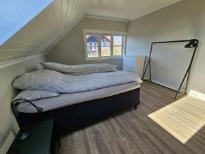 a bedroom with a large bed in a attic at Sentrumsnær enebolig med 4 soverom in Skien