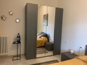 een grote spiegel in een slaapkamer met een bed bij L'appartamentino in Montefiascone