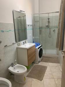 een badkamer met een wastafel, een toilet en een douche bij L'appartamentino in Montefiascone