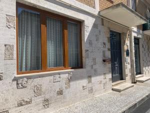 een stenen gebouw met ramen aan de zijkant bij L'appartamentino in Montefiascone