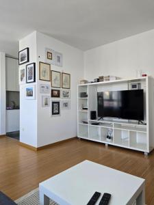 una sala de estar con un gran centro de entretenimiento blanco en Apartman ured Tanja, Iver, en Sesvete