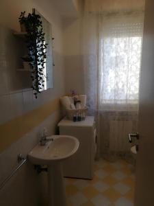 La petite salle de bains est pourvue d'un lavabo et d'une douche. dans l'établissement ElyCry B&b, à Gli Angeli
