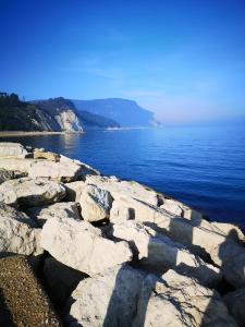 ElyCry B&b في Gli Angeli: مجموعة كبيرة من الصخور بجانب الماء