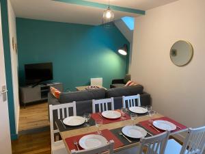 サン・ナゼールにあるL’Espadonのダイニングルーム(テーブル、椅子、ソファ付)