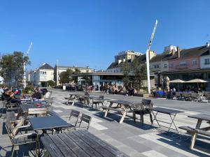 サン・ナゼールにあるL’Espadonの市道のピクニックテーブル・ベンチ群