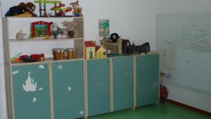 ein Klassenzimmer mit einem grünen Schrank mit Spielzeug darauf in der Unterkunft VILLA POUR 21 PERSONNES 400 M2 PISCINE SALLE DE SPORT PROCHE DES PLAGES. HÉRAULT in Coulobres