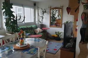 ein Wohnzimmer mit einem Tisch und einem Esszimmer in der Unterkunft Chambre atypique avec miroirs ds Logement entier in Villeurbanne